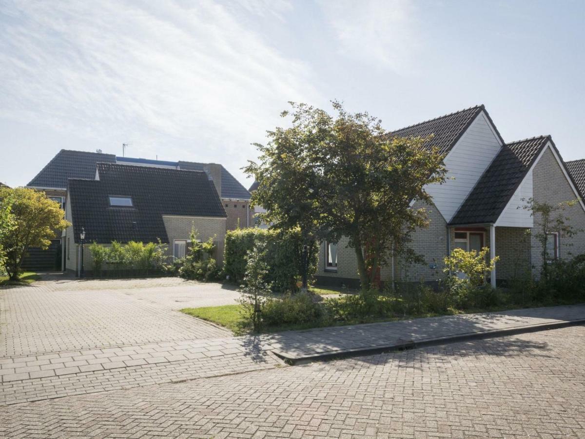 Spacious Bungalow In The Cosy Village De Cocksdorp  Bagian luar foto
